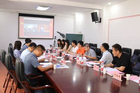 会议室里的人们
描述已自动生成